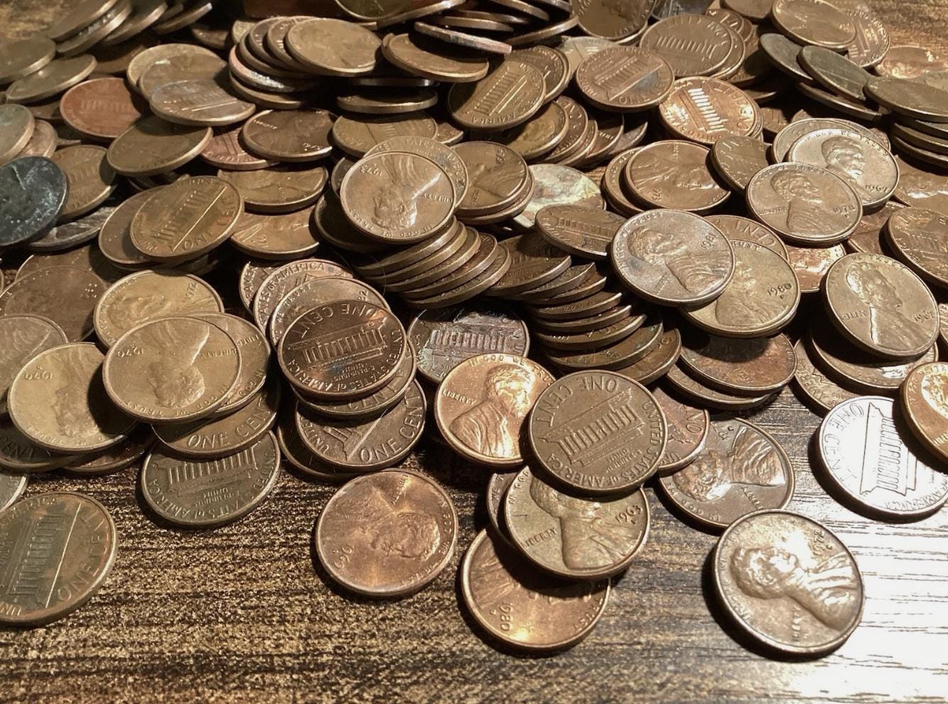 2 Lb bag LOW GRADE! Pre-1982 Copper Pennies: 95 percent Pure Lincoln Memorial Pennies! Wheat, Uncirculated, Canadian, & Foreign Possible!!